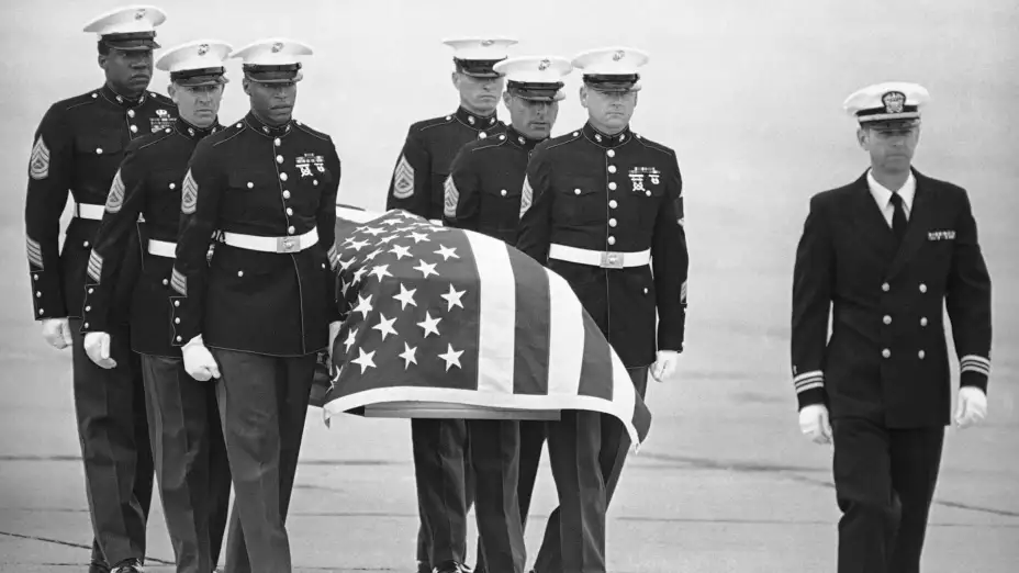 Infantes de Marina de EU cargan el féretro de Enrique Camarena.
