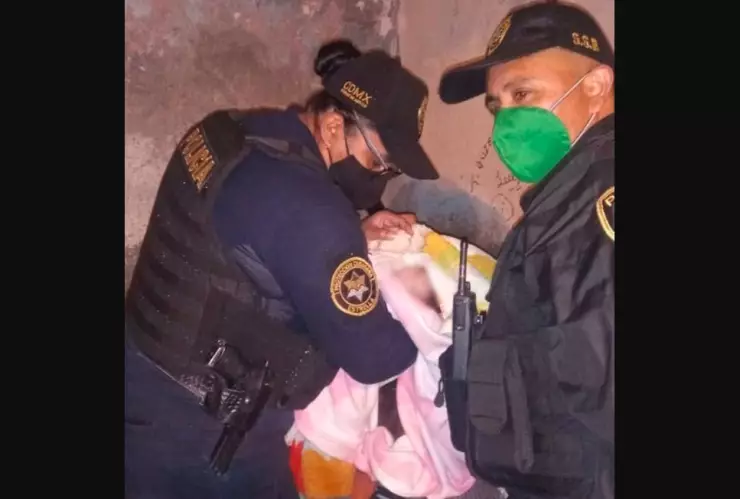 Policías auxilian parto de joven que no logró ir al hospital en Iztapalapa