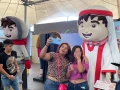 En compañía de familiares y amigos, disfrutamos de un rato de diversión.
