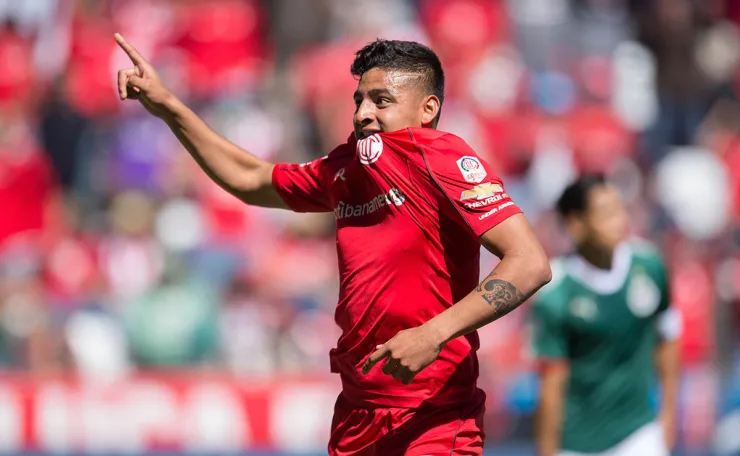 Alexis Vega con la camiseta del Toluca