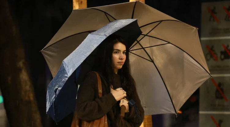Una mujer se protege con paraguas durante una fuerte lluvia cerca del centro de la Ciudad de México , México , 12 de mayo de 2026.