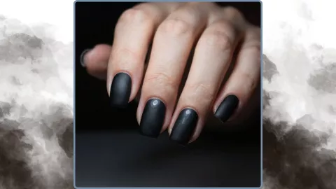 Uñas total black con acabado mate