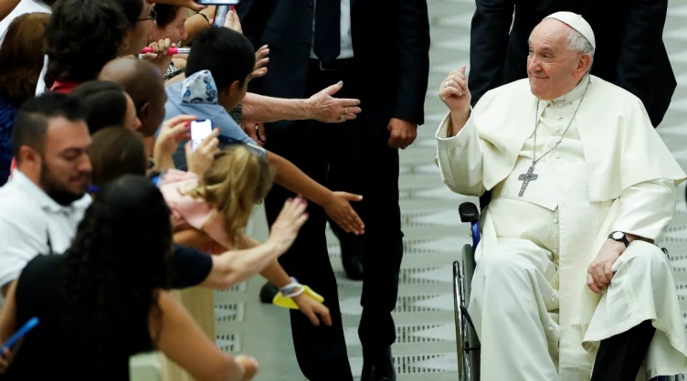 Buscan hombres para cuidar al Papa Francisco