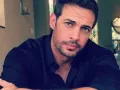 William Levy con camisa negra..jpg