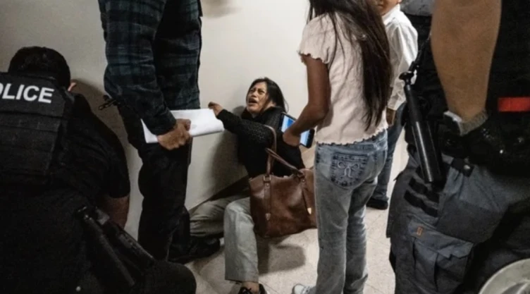 Agente-del-ICE-azota-en-el-piso-a-ecuatoriana-en-tribunal-de-Nueva-York