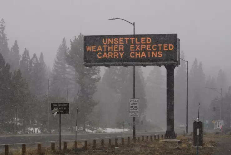 Letrero que indica precaución en la carretera por clima severo