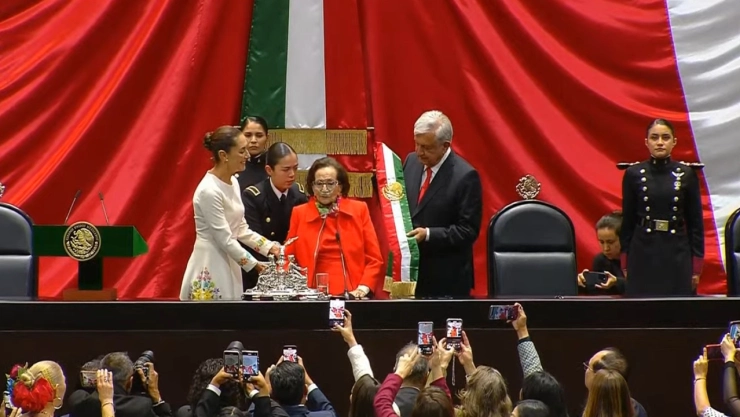 Quién-es-Ifigenia-Martínez-la-mujer-que-entrego-la-banda-presidencial-a-Claudia-Sheinbaum