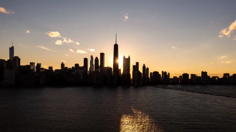 un imponente atardecer en la ciudad de Chicago, Illinois. 