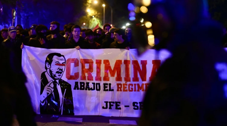 Policía de España repliega a manifestantes