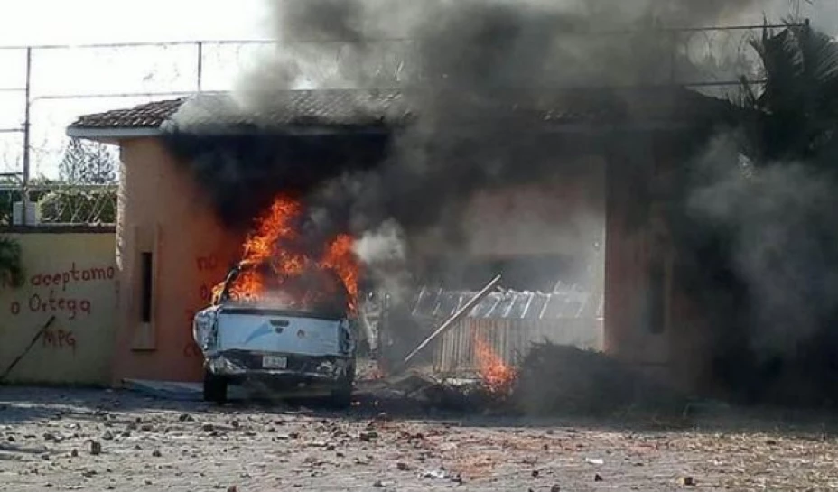 Los docentes se enfrentaron a policías locales, quienes tras intercambiar agresiones, repelieron el ataque con gas lacrimógeno