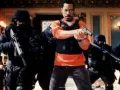 Te contamos por qué a Eddie Murphy lo atraparon con una chica trans y qué hacía con ella. (Escenas de la película ‘El negociador’ por Azteca 7)