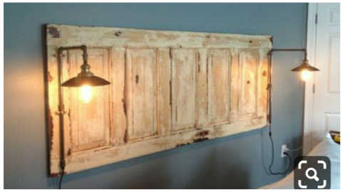 puerta de madera vieja en cabecera de cama