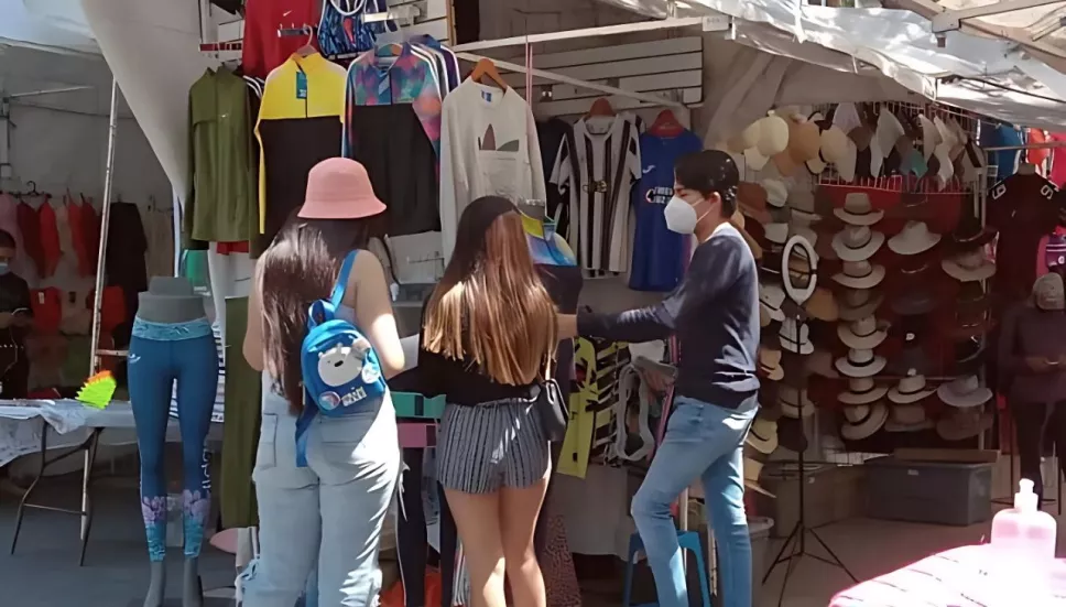 ¿Dónde comprar ropa de lujo y barata en CDMX? Conoce el Tianguis de la Roma