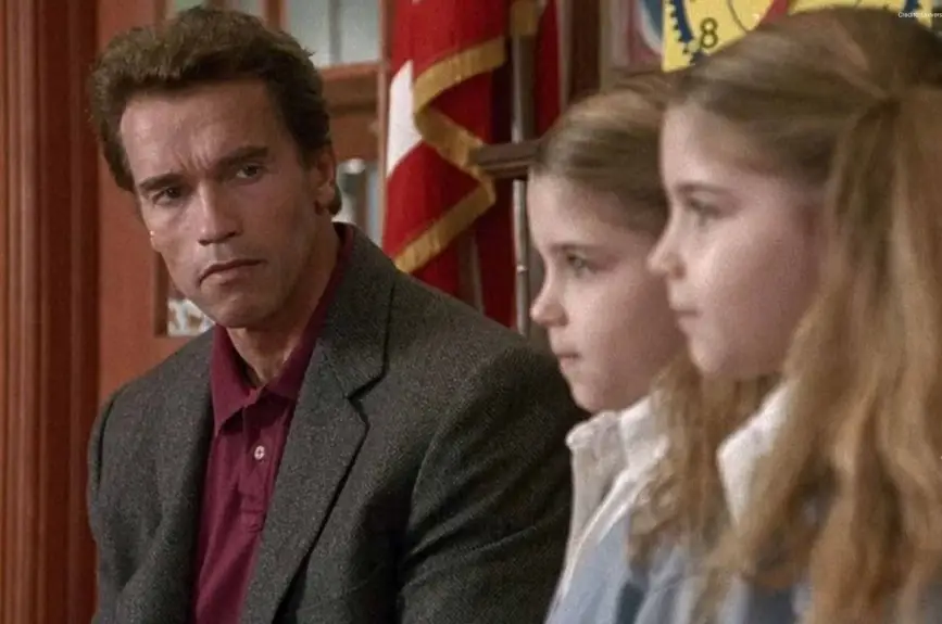 Arnold-Schwarzenegger-detective-en-el-kinder