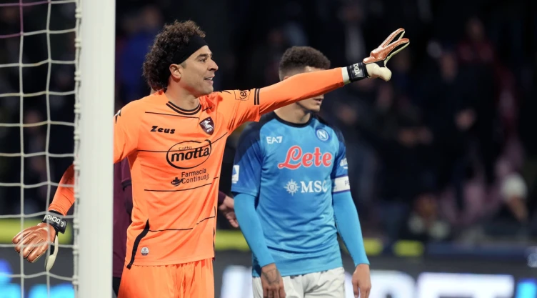 Guillermo Ochoa ante el Napoli