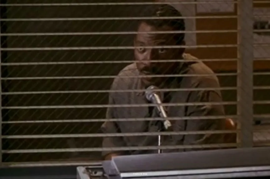 Te contamos por qué a Eddie Murphy lo atraparon con una chica trans y qué hacía con ella. (Escenas de la película ‘El negociador’ por Azteca 7)