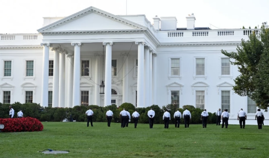 Un hombre llamado Omar González trepó la reja de la casa presidencial y corrió a través de los jardines, antes de ser alcanzado y puesto bajo custodia
