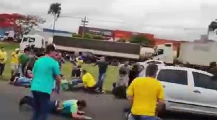 Coche atropella a manifestantes en Brasil