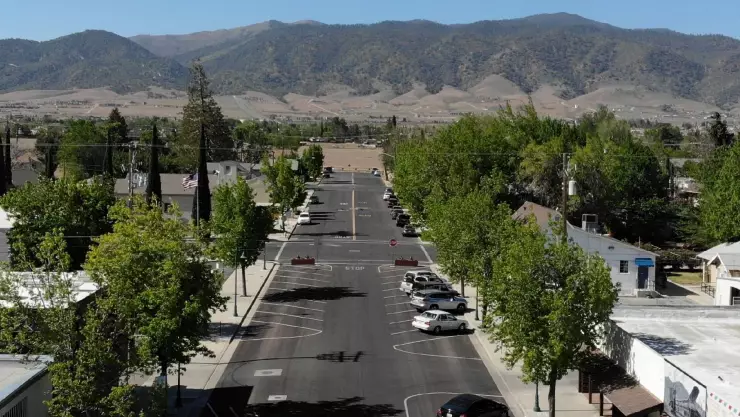 una pintoresca imagen del vibrante pueblo de California