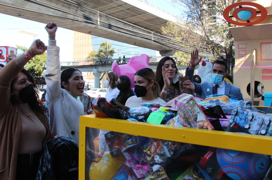 ¡Toda la familia de Banco Azteca se unió a la misión del Juguetón Azteca!
