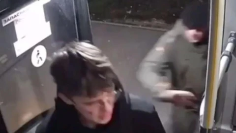 Hombre MURIÓ al ser arrollado por un autobús de pasajeros tras resbalar