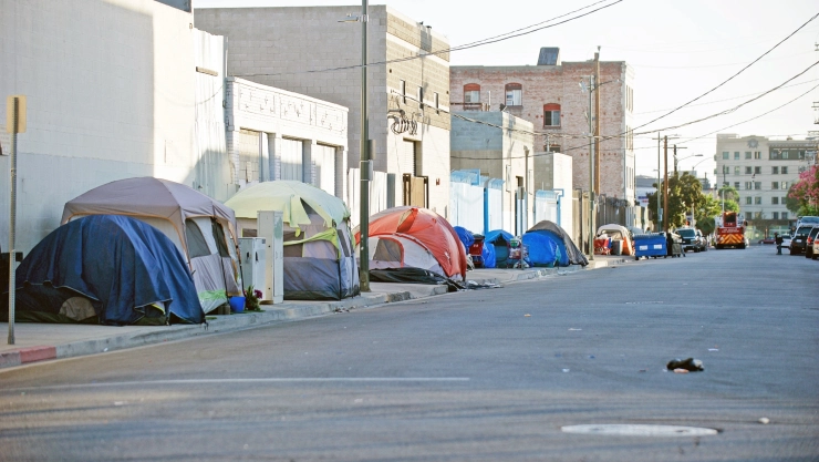 Fila de tiendas de campaña en las calles de Los Ángeles