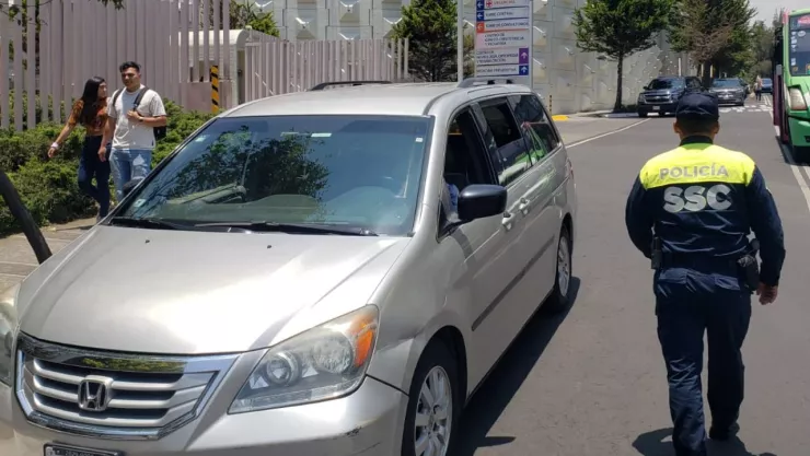 elemento de la SSC caminando hacia una camioneta