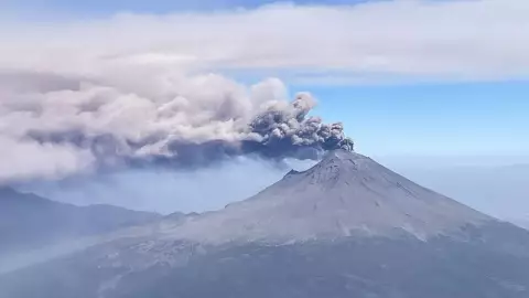 Imágenes de las explosiones del volcán Popocatépetl_ Vuelos cancelados y alerta volcánica