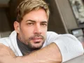 William Levy con playera gris..jpg