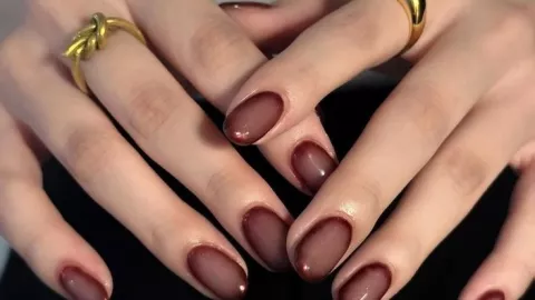 Las aura nails pueden lucir sofisticadas con colores tierra