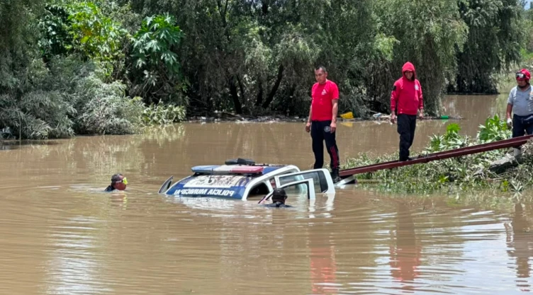 Rescatan tres cuerpos de patrulla arrastrada por el río Atoyac Puebla