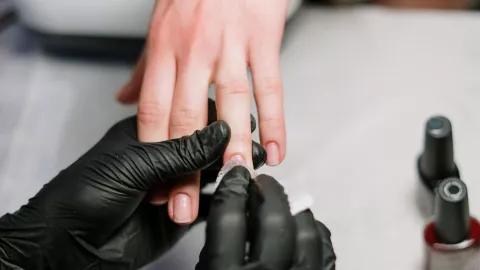 A qué edad se pueden poner uñas postizas las mujeres