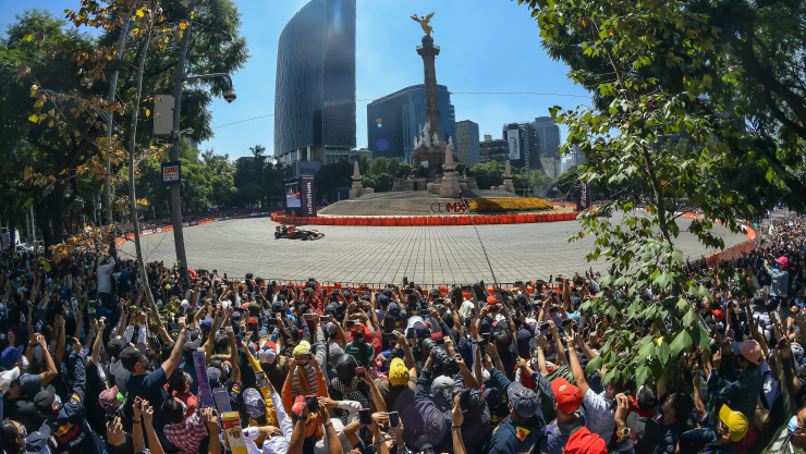 Checo P&eacute;rez en Paseo de la Reforma
