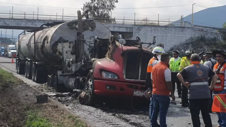 Incendio de camión doble remolque en Autopista 150D
