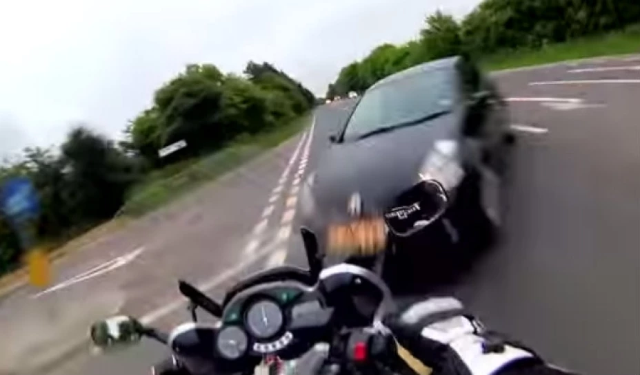 La Policía del Reino Unido dio a conocer las imágenes de un hombre que choca con un auto y muere