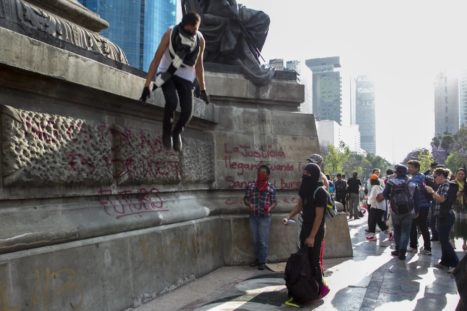 Los padres y familiares de los normalistas desaparecidos de Ayotzinapa, encabezaron la manifestación del Ángel de la Independencia a los Pinos