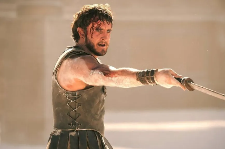 Yates ha logrado un diseño que resalta no solo la opulencia de Roma, sino también su decadencia. Los trajes reflejan las luchas internas dentro del imperio, con una mezcla de trajes que van desde lo elegante hasta lo brutal.
Crédito: Paramount Pictures