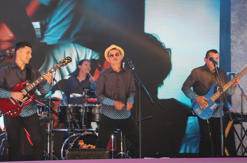 Todo mundo se puso a bailar con Los Toches