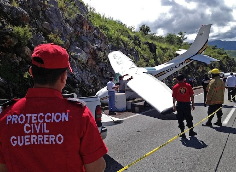 La avioneta es propiedad de la escuela de aviación de México