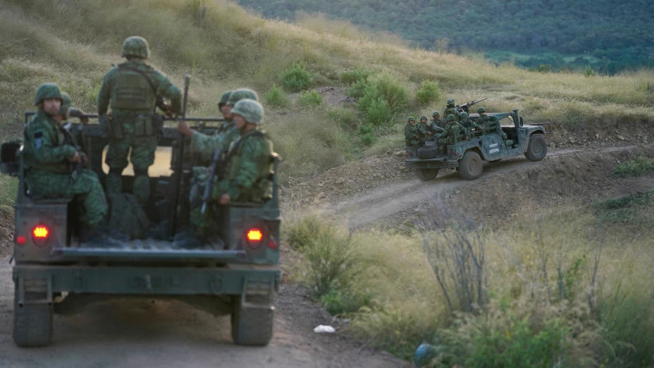 Soldados patrullan en el estado de Michoacán.