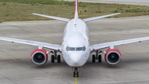 Trabajador de una aerolínea muere succionado por el motor de un avión