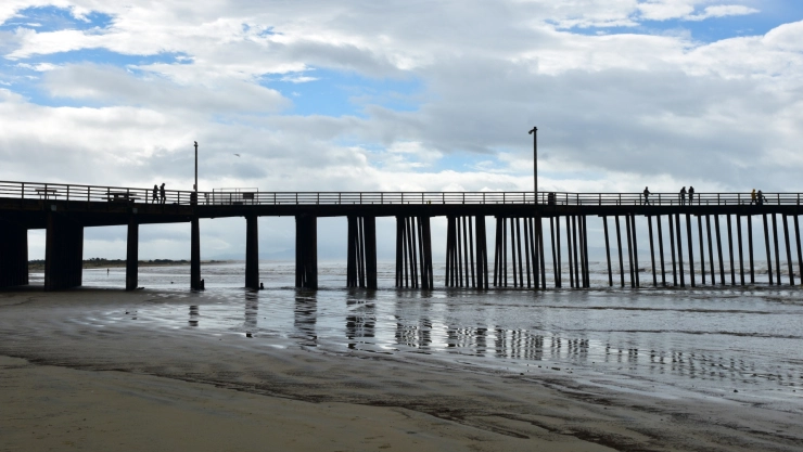 Muelle de una playa de California