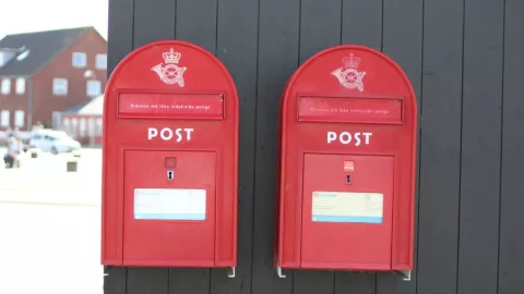 Dinamarca está retirando sus tradicionales buzones rojos distribuidos en todo el país, tras anunciar el fin de las operaciones de PostNord para el envío de cartas; ahora se dedicarán a la paquetería