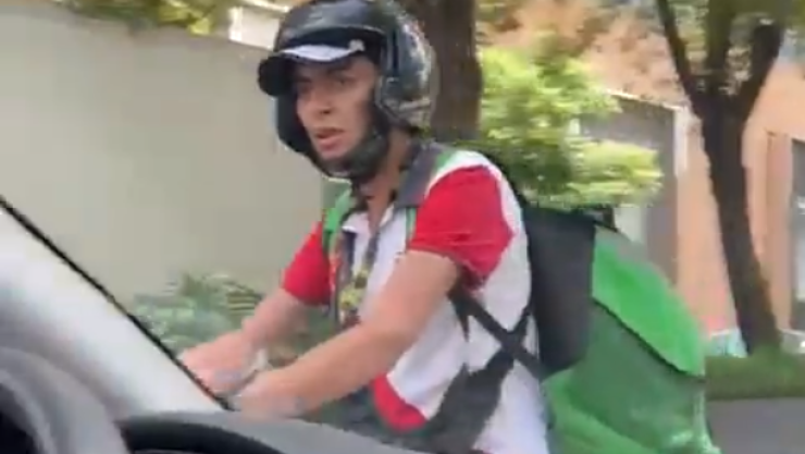 Graban a presunto repartidor atacando a familia en Polanco