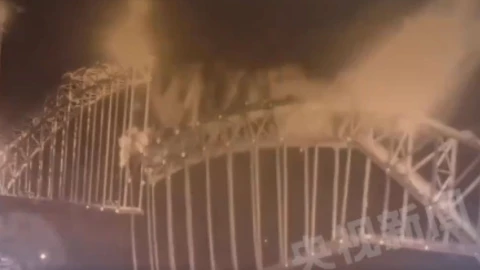 Tragedia en China_ colapso de megapuente deja al menos 10 muertos y varios desaparecidos.jpg