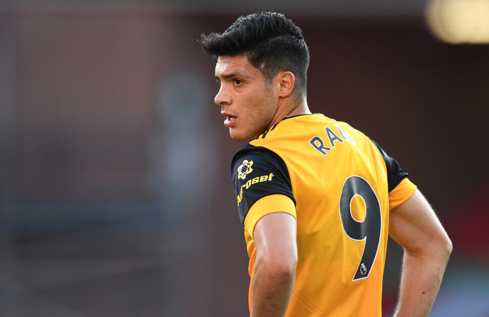 Raúl Jiménez con la camiseta del Wolverhampton