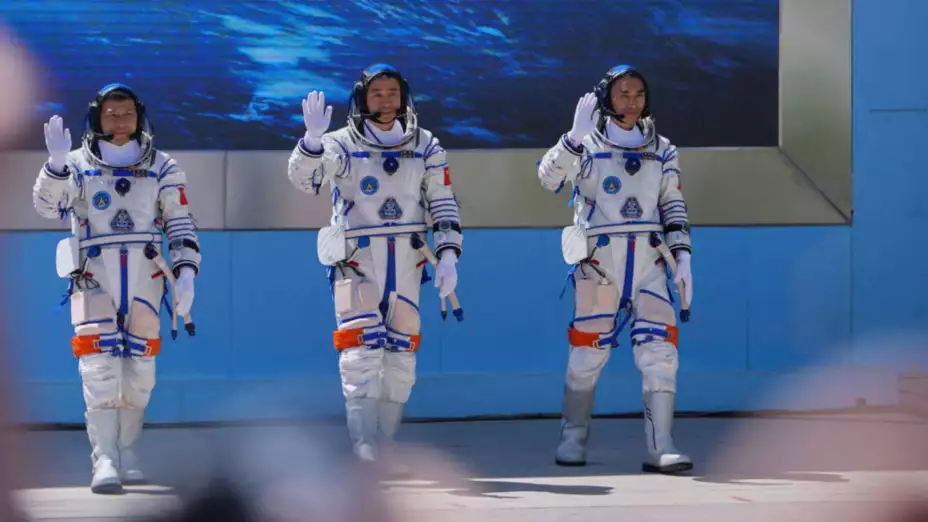 Los astronautas chinos de la misión Shenzhou 20.
