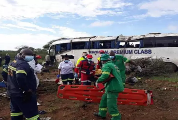 Pequeño niño sobrevive a mortal accidente en Sudáfrica; hay más de 40 muertos