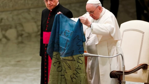 papa francisco bandera de ucrania bucha