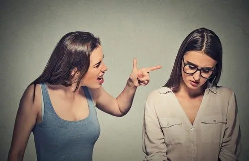 Personas hablan en voz alta gritan psicología